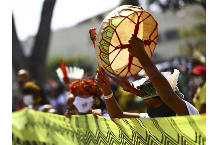 Indigene Frauen in volkstümlichen Trachten bei einer Kundgebung in Brasília. Foto: Marcelo Camargo/Agencia Brazil/dpa