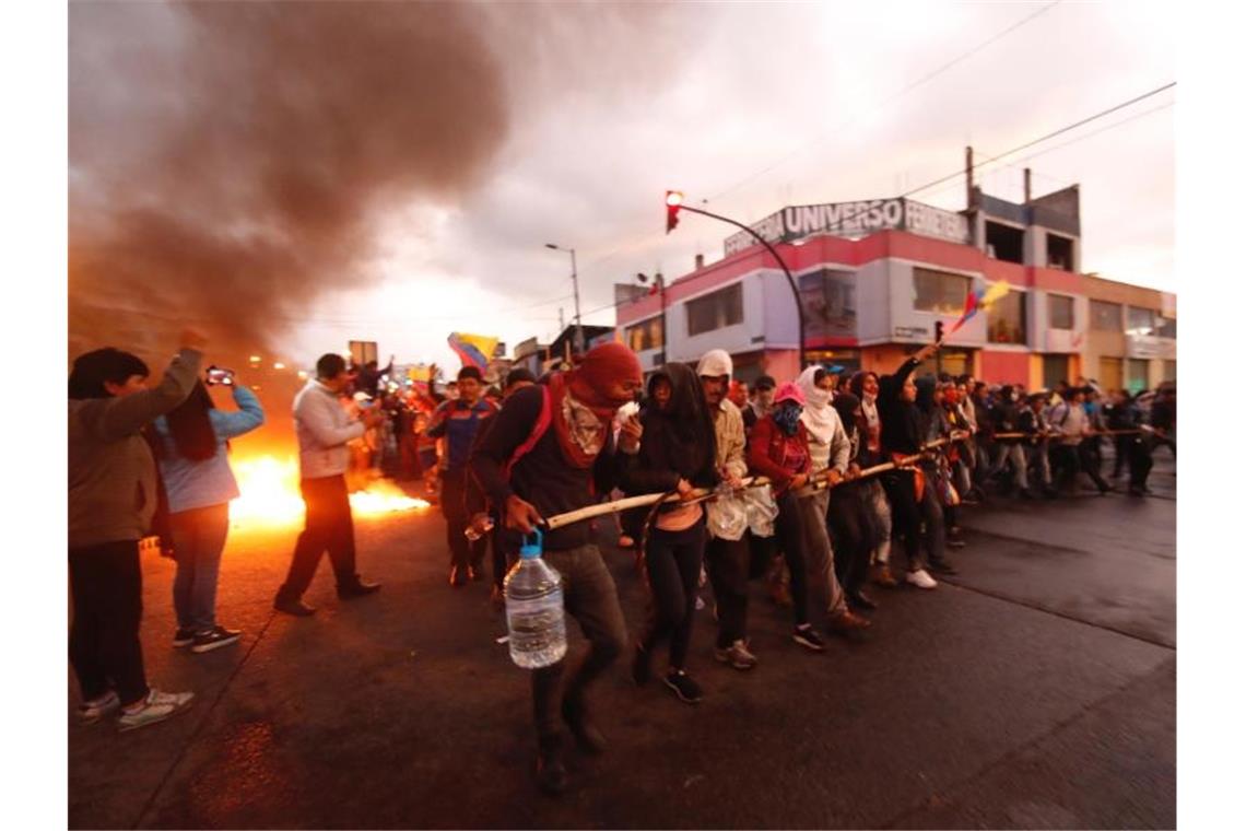 Ausnahmezustand in Ecuador - Regierung verlässt Hauptstadt Indigene Regierungsgegner bei einer Protestaktion in der Hauptstadt. Hauptauslöser der Proteste war die Erhöhung der Spritpreise. Foto: Dolores Ochoa/AP/dpa