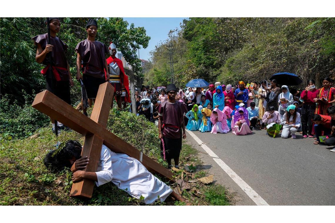 Indische Christen stellen die Kreuzigung Jesu Christi anlässlich des Karfreitags in Guwahati nach.