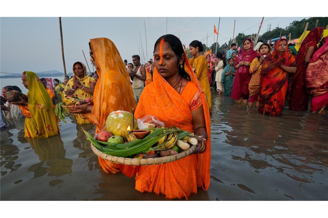 Indische Hindu-Anhänger führen während des Chhath Puja-Festes Rituale im Fluss Brahmaputra durch.