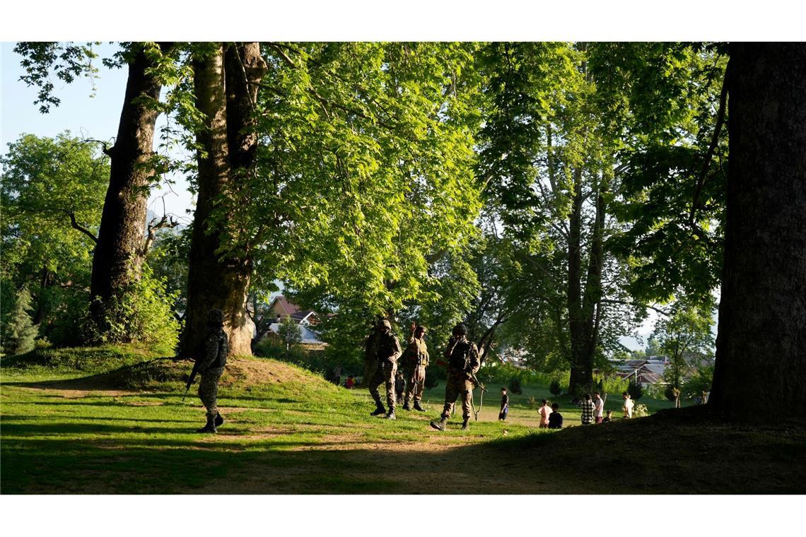 Indien greift mehrere Ziele in Pakistan an Indische paramilitärische Soldaten bewachen einen Garten am Stadtrand von Srinagar im indisch kontrollierten Kaschmir. (Foto Archiv)