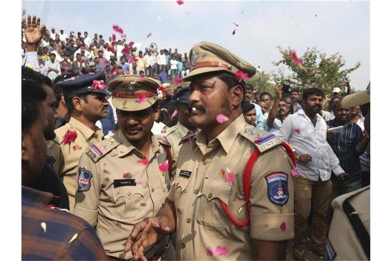 Indische Polizisten bewachen ein Gebiet etwa 50 Kilometer von Hyderabad, in dem vier mutmaßliche Vergewaltiger von der Polizei erschossen wurden. Foto: Mahesh Kumar A/AP/dpa
