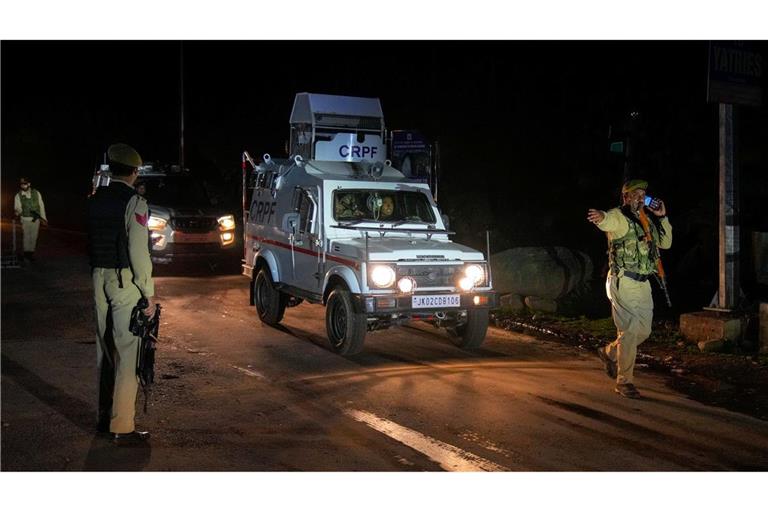 Indische Polizisten kontrollieren Straßen im Süden Kaschmirs, nachdem dort Angreifer wahllos das Feuer auf Touristen eröffnet haben.