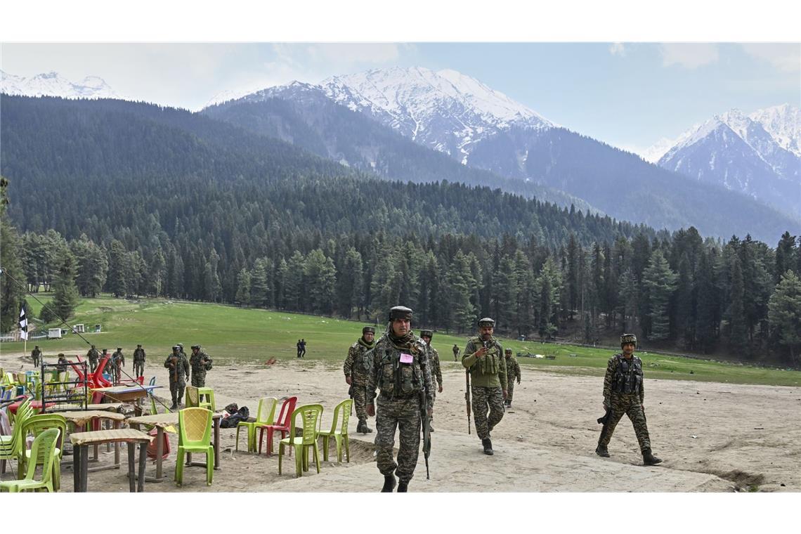 Indien schließt Luftraum für pakistanische Flugzeuge Indische Sicherheitskräfte inspizieren den Ort eines militanten Angriffs auf Touristen in Pahalgam im indisch kontrollierten Kaschmir. (Archivbild)