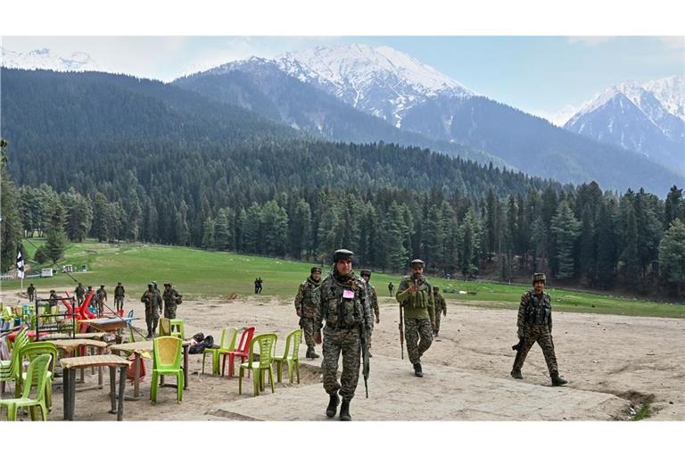 Indische Sicherheitskräfte inspizieren den Ort eines militanten Angriffs auf Touristen in Pahalgam im indisch kontrollierten Kaschmir.