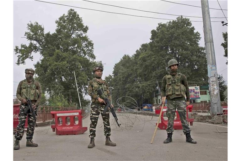 Indische Soldaten stehen an einem provisorischen Kontrollposten in Kaschmir. Foto: Dar Yasin/AP