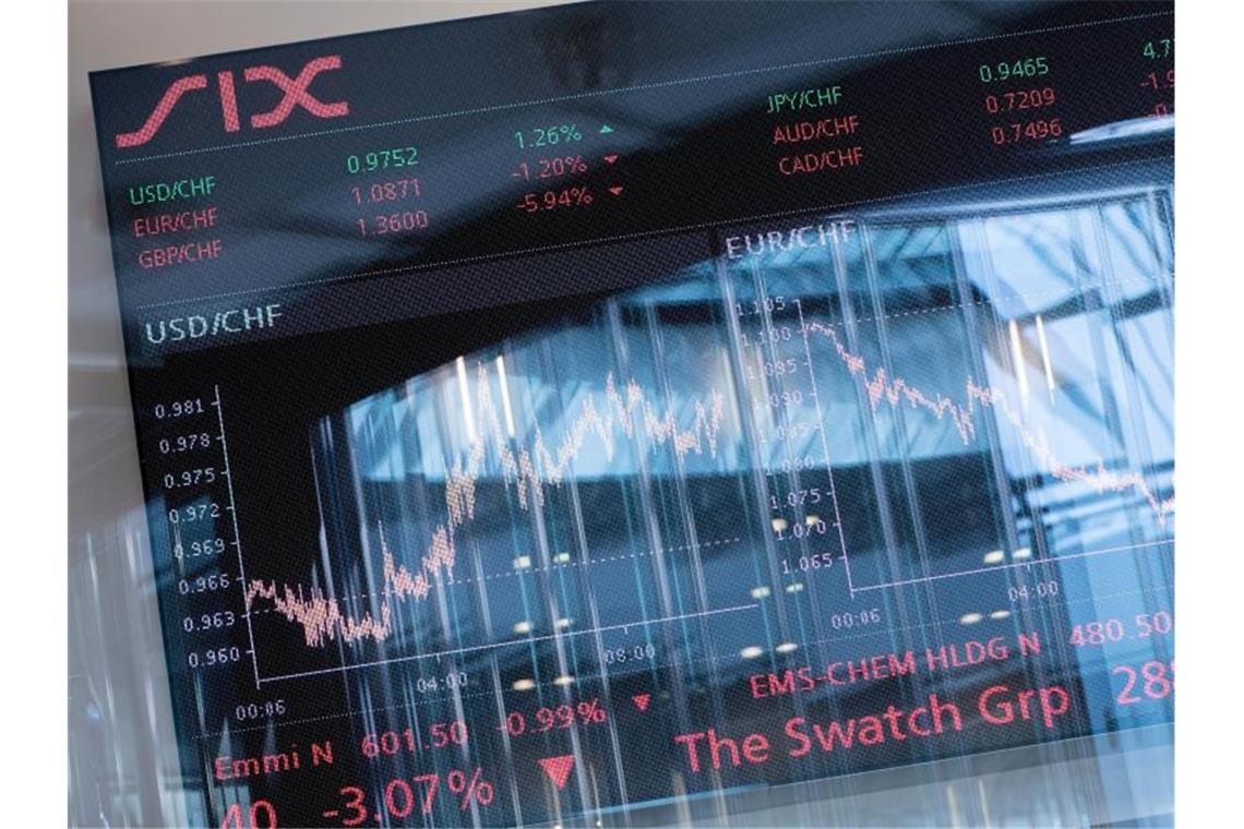 Indizes der Schweizer Börse in Zürich: Rund 30 Prozent der Schweizer Börsenschwergewichte - darunter Nestlé, Roche und Novartis - werden im Ausland gehandelt. Foto: Ennio Leanza/KEYSTONE