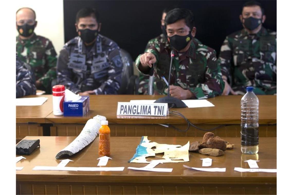 Keine Hoffnung mehr für Mannschaft von vermisstem U-Boot Indonesische Militärs zeigen auf einer Pressekonferenz vermutlich aus dem vermissten U-Boot stammende Teile. Foto: Firdia Lisnawati/AP/dpa
