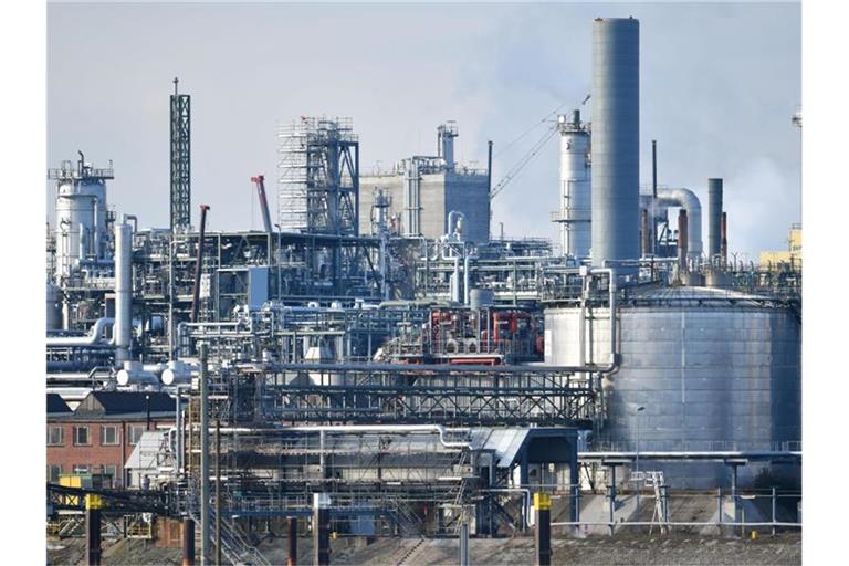 Industrieanlagen des Chemiekonzerns BASF in Ludwigshafen. In Südchina soll ein neuer Produktionsstandort gebaut werden. Foto: Uwe Anspach/dpa