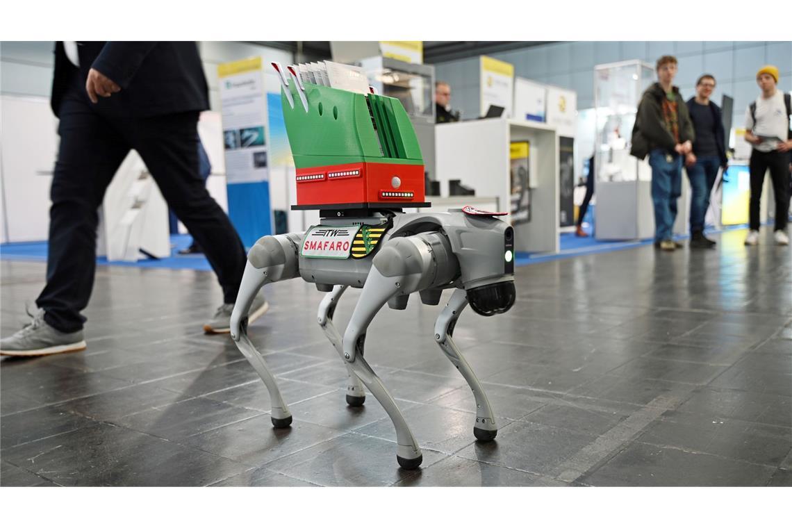 Bilder des Tages Industriemesse „Intec“ und „Z“: Ein Roboter-Hund läuft durch die Hallen der Leipziger Messe.