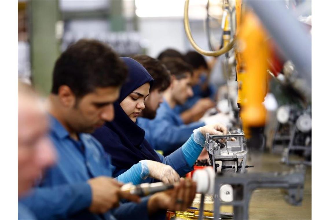 Industrieproduktion im westiranischen Qazvin: Seit dem Ausstieg der USA aus dem Atomabkommen und der Verhängung neuer amerikanischer Sanktionen steckt der Iran in einer akuten Wirtschaftskrise. Foto: Abedin Taherkenareh/EPA