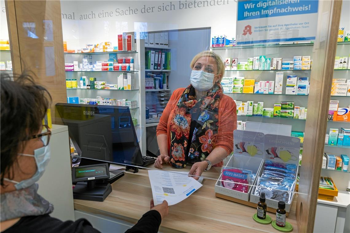 Ines Charlotte Schweizer, Filialleiterin der Raphael-Apotheke in Backnang, stellt ein Impfzertifikat aus. Foto: A. Becher