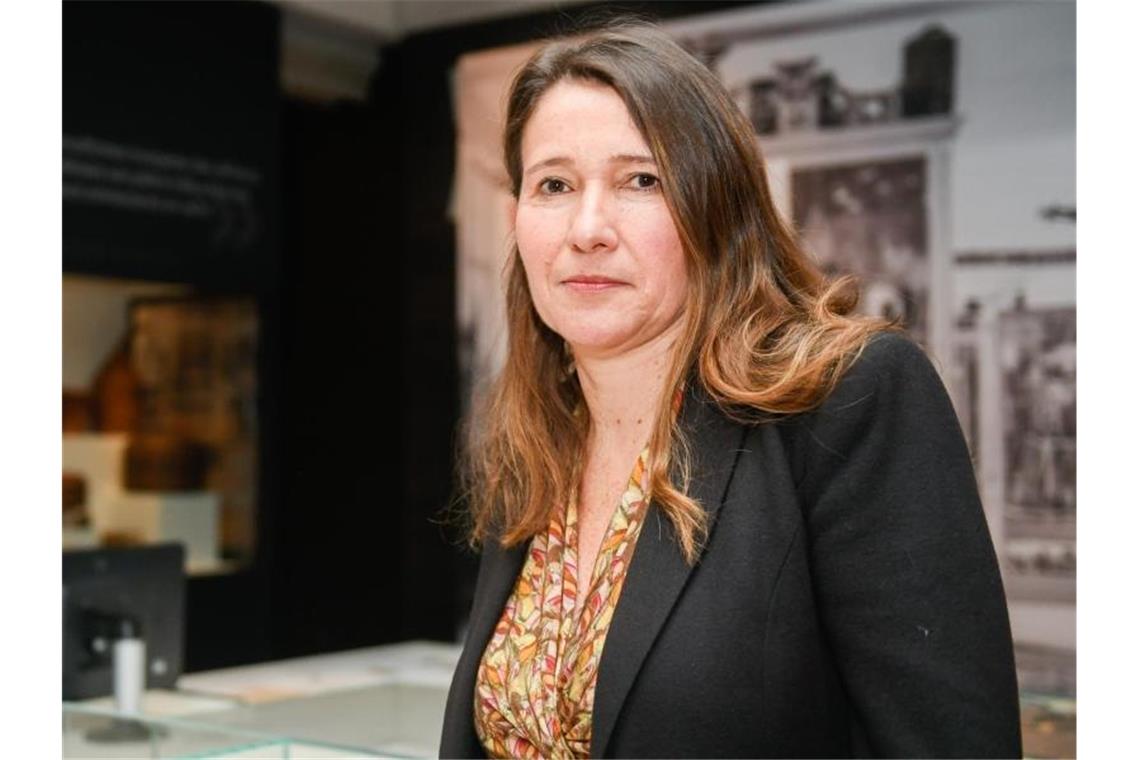 Ines de Castro, Direktorin des Linden-Museums in Stuttgart, steht in der Dauerausstellung "Wo ist Afrika" im Linden-Museum. Foto: Tom Weller/dpa/Archivbild