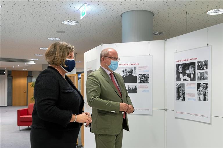 Ines Dietze, Vorstandsvorsitzende der Kreissparkasse, und Staatssekretär Christian Lange in der Ausstellung über Helmut Schmidt. Foto: J. Fiedler