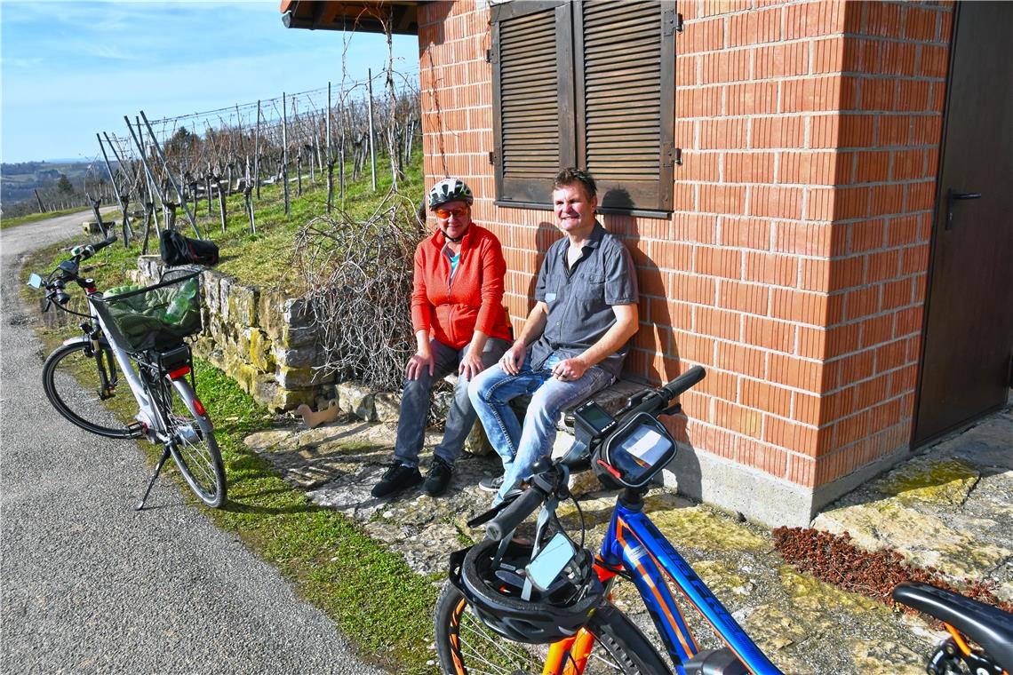 Ines Ender und Andreas Breckle aus Murr genießen die Sonne und den Ausblick bei ihrer Pause.