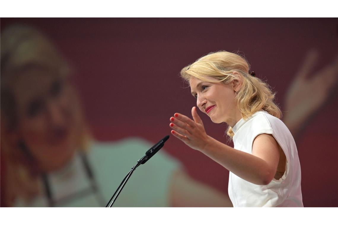 Ines Schwerdtner schlug in ihrer Rede den Bogen von Rosa Luxemburg bis zur Gegenwart.