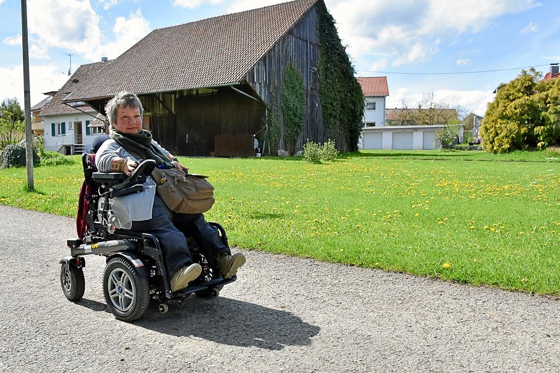 Naturparkmarkt in Allmersbach: Heimatliebe geht durch den Magen Ines Vorberg nahm an der Eröffnung des inklusiven Wanderwegs teil.