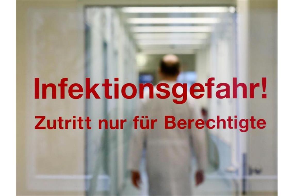 "Infektionsgefahr! Zutritt nur für Berechtigte" steht an der Tür am Institut für Medizinische Mikrobiologie, Virologie und Hygiene in Rostock. Foto: Bernd Wüstneck/dpa-Zentralbild/dpa