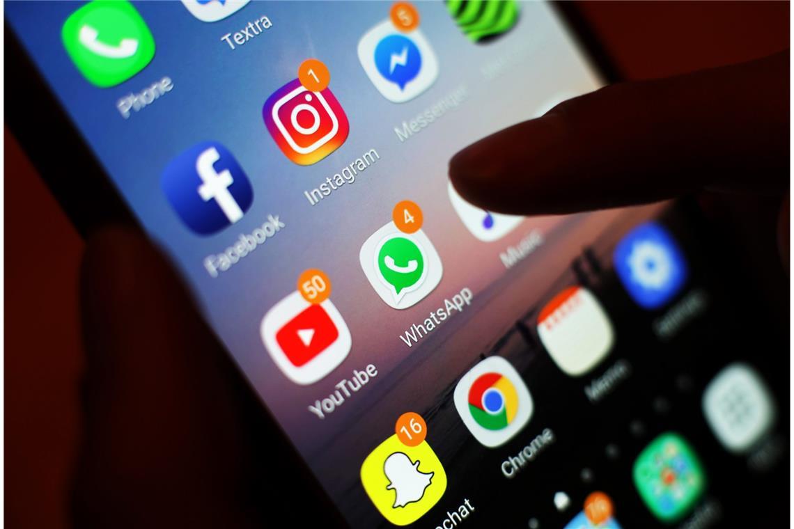 Influencer sollen deutschen Fiskus um Hunderte Millionen Euro betrogen haben Influencer sind "dick" im Geschäft. Doch Steuern zahlen ist für einige ein No-go: Ein Smartphone-Display mit Symbolen von Social-Media-Apps, darunter Facebook, Instagram, YouTube und WhatsApp.