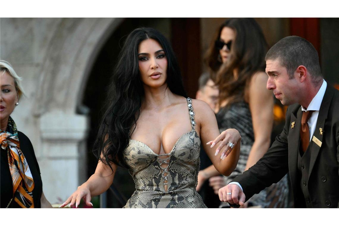 Jeff Bezos und Lauren Sánchez sagen Ja bei Vermählung der Superlative Influencerin Kim Kardashian beim Verlassen des Palace Hotels in Venedig.