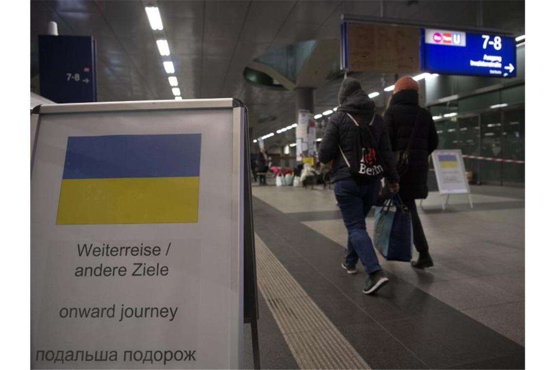 Info-Tafel im Berliner Hauptbahnhof, wo viele Flüchtlinge aus der Ukraine ankommen. Foto: Paul Zinken/dpa