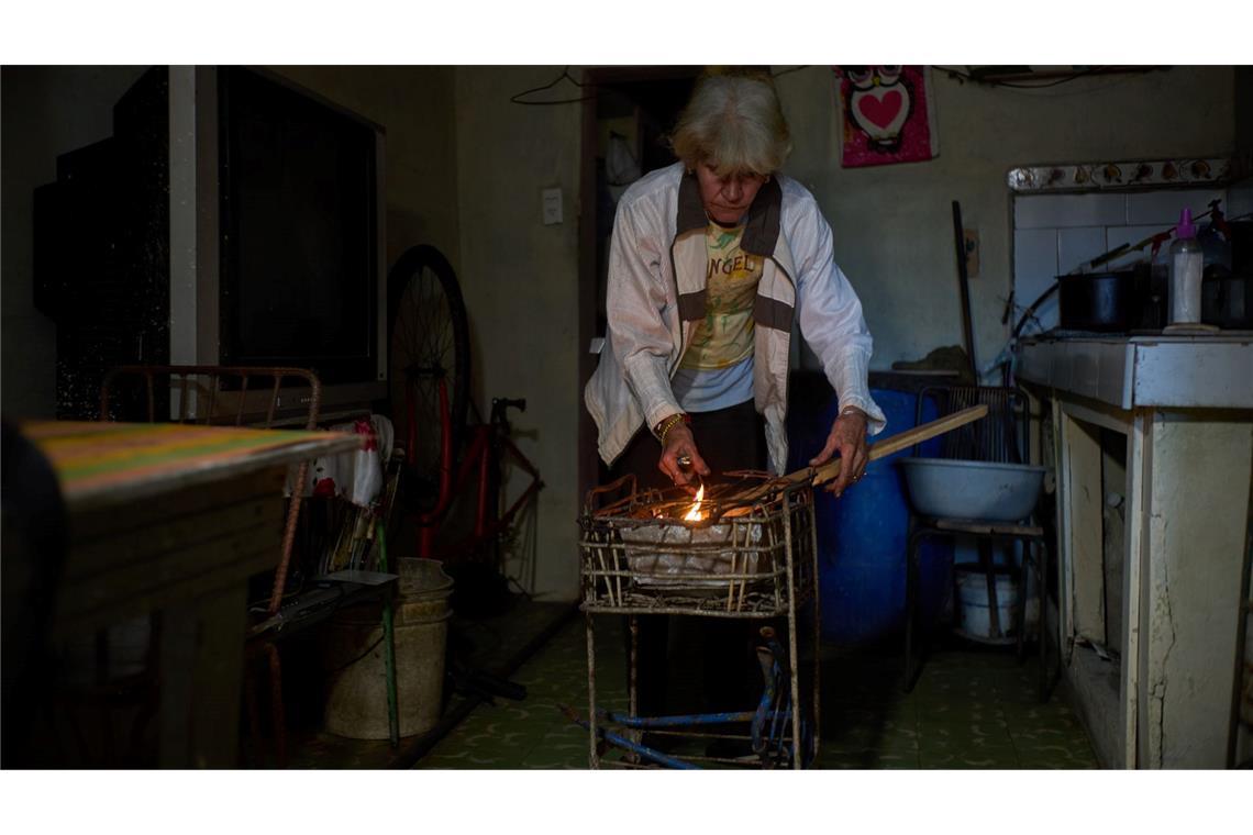 Infolge des Mangels werden Kohle und Brennholz zum Kochen verwendet.