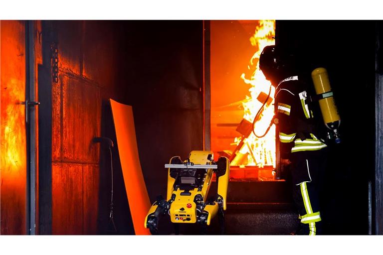 Informatiker wollen Roboter "Byte" den Umgang mit Flammen beibringen.