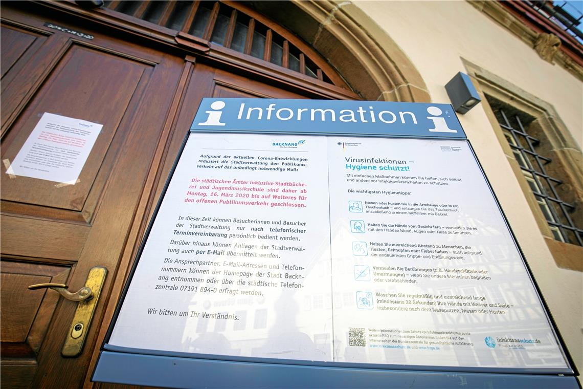 Information am historischen Rathaus in Backnang: Die städtischen Ämter sind ab sofort für den Publikumsverkehr geschlossen. Foto: A. Becher