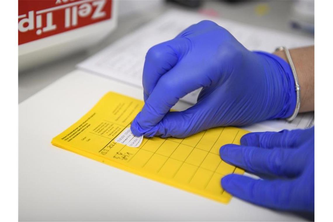 Informationen über die Impfung werden im Impfpass eingetragen. (Symbolbild). Foto: Christopher Neundorf/dpa