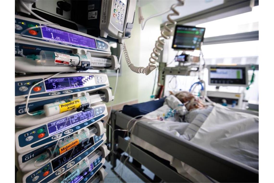 RKI meldet wieder Höchststand bei Inzidenz Infusionsgeräte stehen neben dem Bett eines Covid-19-Intensivpatienten in einer bayerischen Klinik. Foto: Matthias Balk/dpa