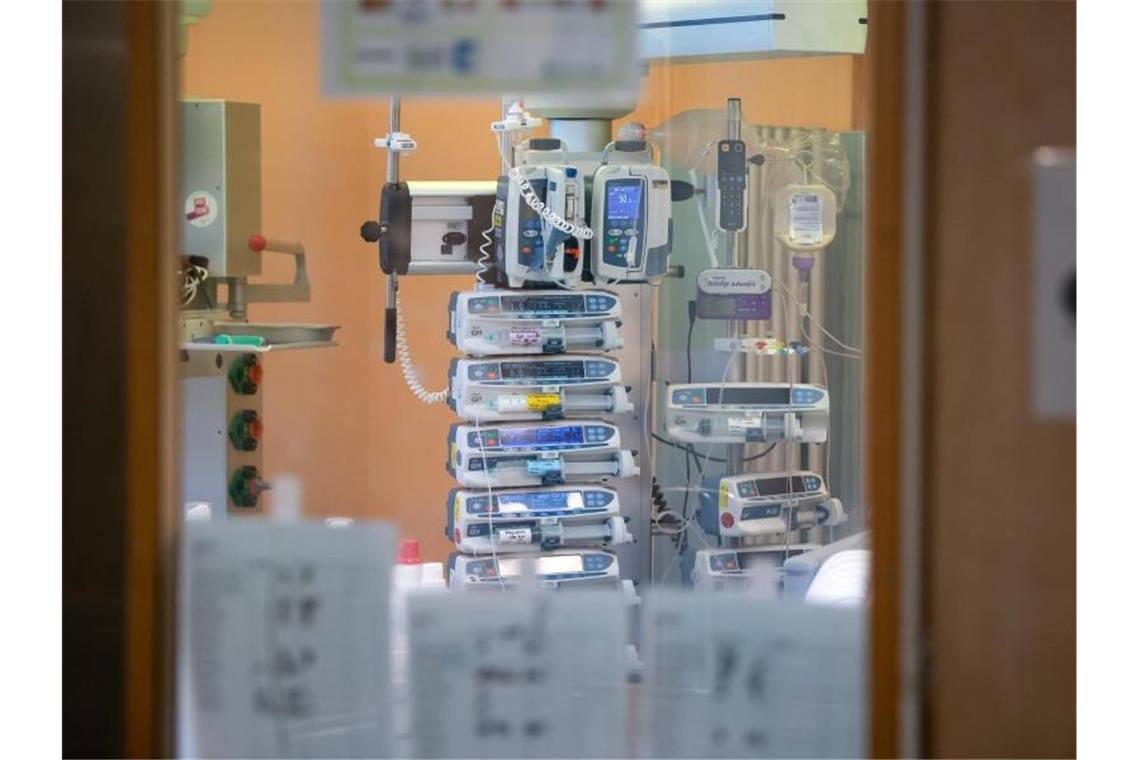 Infusionspumpen sind in einem isoliertem Intensivbett-Zimmer in der Asklepios Klinik im bayerischen Gauting zu sehen. Auf der Station werden Covid-19 Patienten behandelt. Foto: Sven Hoppe/dpa