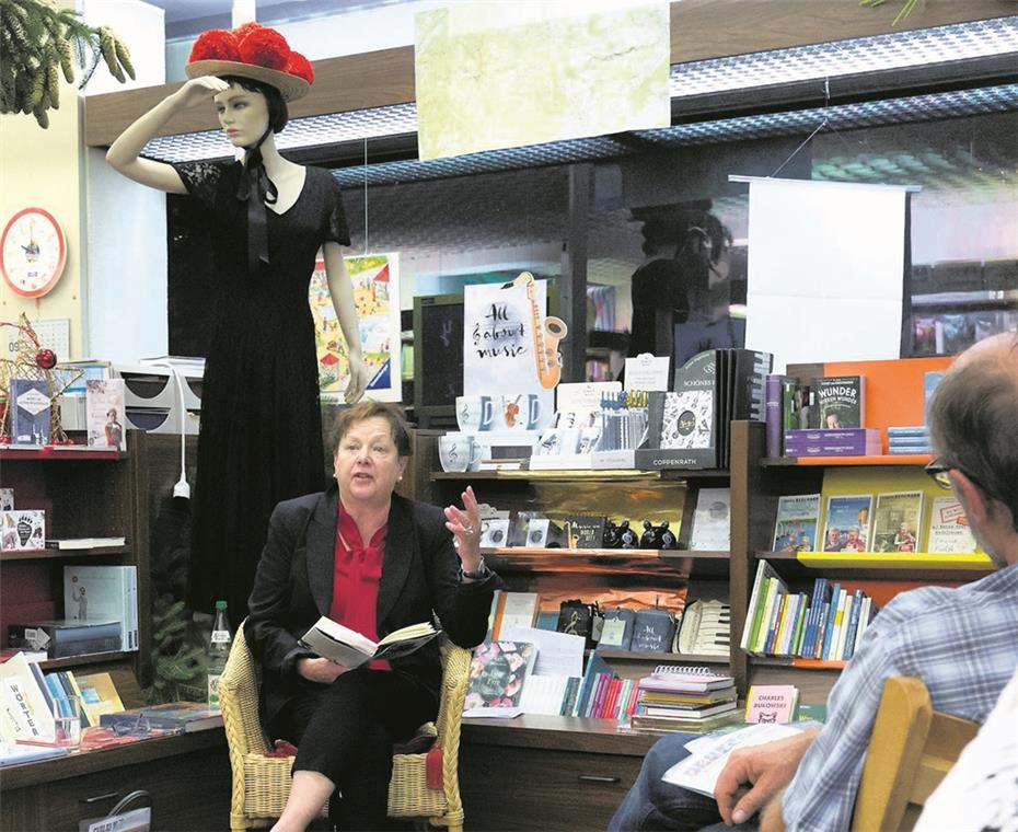 Inge Barth-Grözinger liest in Backnang aus ihrem Roman „Wildblütenzeit“.Foto: J. Fiedler