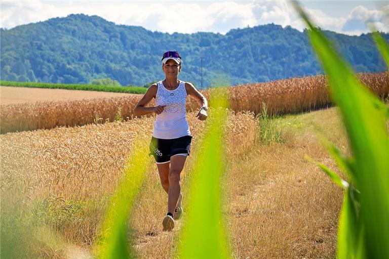 Inge Bauer trainiert meist auf den Feld-, Wald- und Wiesenwegen rund um Sachsenweiler. Foto: Alexander Becher