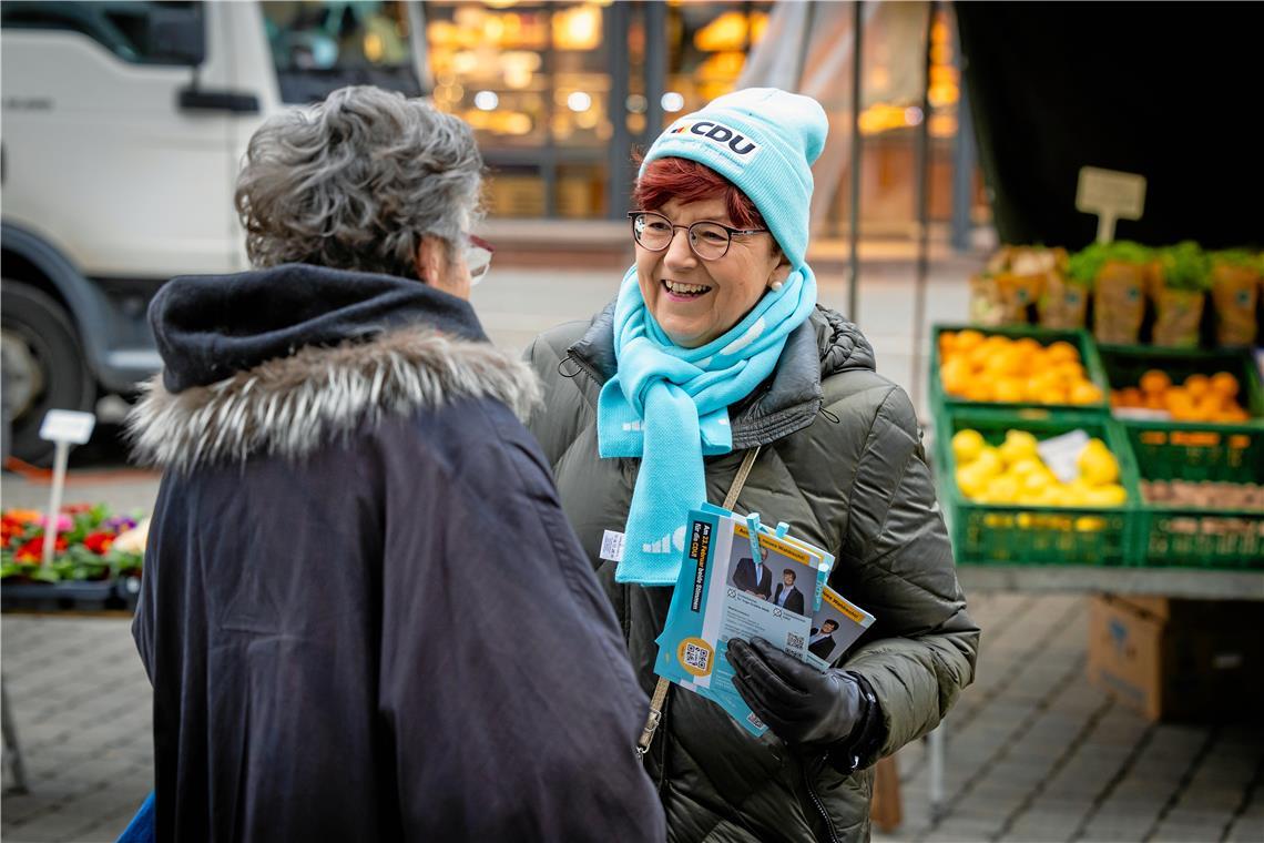 Inge Gräßle trotzt Kälte und sucht das Gespräch Inge Gräßle (CDU) beim Wahlkampf auf dem Murrhardter Marktplatz. Foto: Alexander Becher