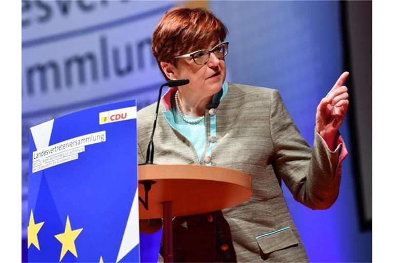 Inge Gräßle, Landesvorsitzende der Frauen Union, gestikuliert beim Sprechen am Rednerpult. Foto: Uwe Anspach/Archiv