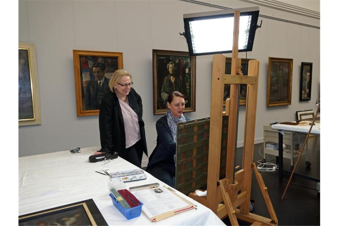 Inge Herold (l), stellvertretende Direktorin der Kunsthalle Mannheim, betrachtet die Arbeit einer Restauratorin. Foto: Kunsthalle Mannheim