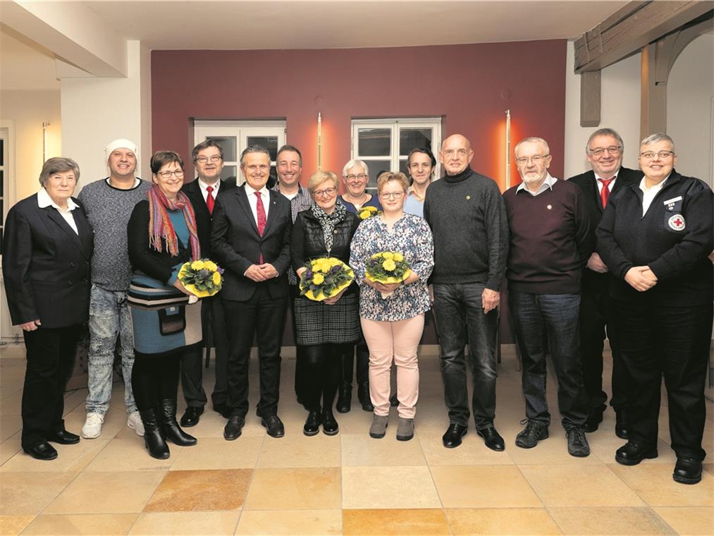 Inge Kubitza vom DRK (links), DRK-Vorsitzender Klaus-Dieter Fackler (vierter von links), OB Frank Nopper (fünfter von links), Kurt Zeller (zweiter von rechts) sowie Barbara Schulz (rechts) vom DRK ehrten die vielmaligen Blutspender (von links) Naim Sabani, Annegret Schwarz, Jürgen Seez, Brigitte Lieb, Lydia Heitzmann, Nadine Wurst, Christian Volkert, Peter Hinkelmann und Klaus Hechler.Foto: J. Fiedler