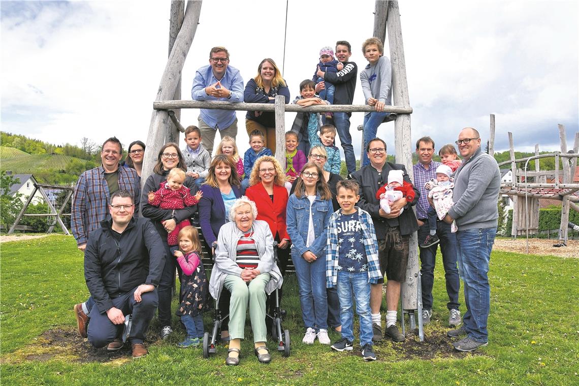 Inge Otto freut sich immer, wenn sie ihre Verwandten um sich hat. Bei der Geburtstagsfeier im Gemeindezentrum in Allmersbach am Weinberg war die Großfamilie komplett. Foto: A. Becher