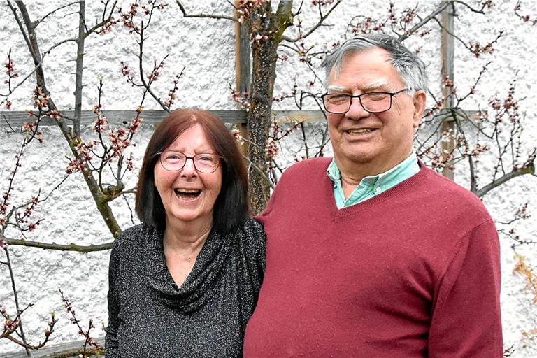 Inge und Heino Bonin haben sich im Alter von 18 und 19 Jahren kennengelernt und sich 1974 das Jawort gegeben. Foto/Repro: Tobias Sellmaier