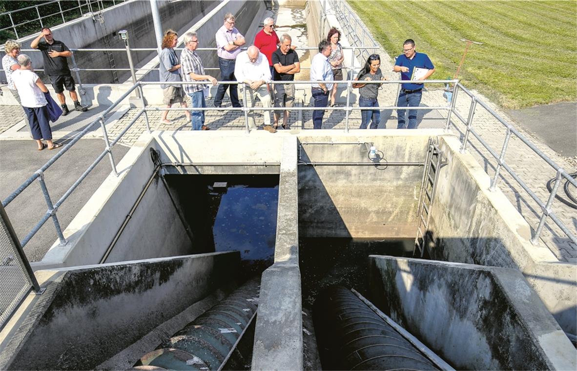 Neue Technik für die Kläranlage Ingenieur Matthias Strobel (rechts) erklärt, was an der Kläranlage bis jetzt saniert wurde. Foto: A. Becher