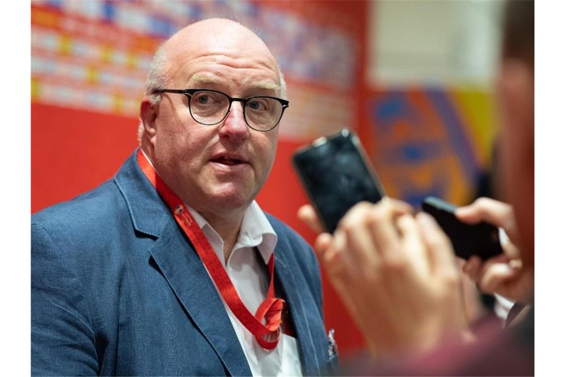 Ingo Weiss, Präsident des Deutschen Basketball Bundes, beantwortet nach dem Spiel in der Mixed-Zone Fragen. Foto: Swen Pförtner