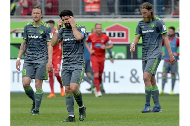 Ingolstadts Marcel Gaus (l. nach r.), Almog Cohen und Björn Paulsen sind enttäuscht. Foto: Stefan Puchner