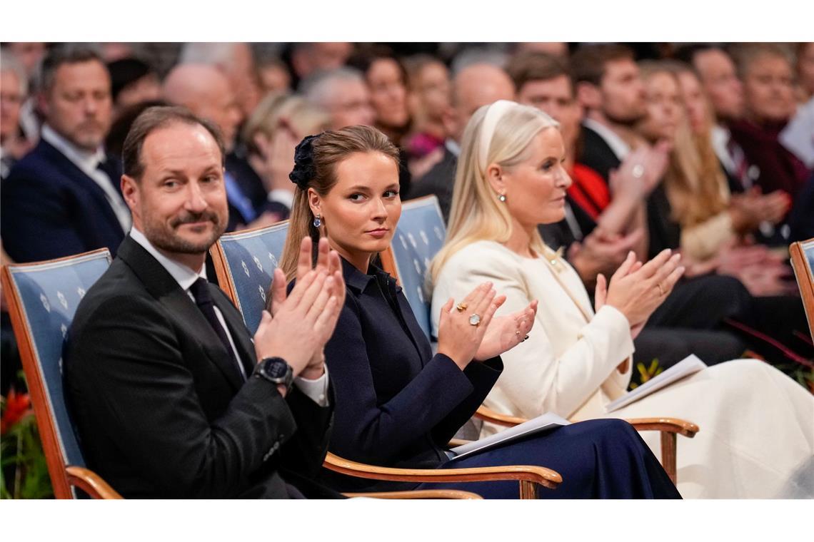 Ingrid Alexandra (Mitte) kehrt nach Hause zurück, um bei ihrer Mutter Mette-Marit (rechts) zu sein. Und sicher auch, um Papa Haakon (links) bei seinen Aufgaben zu unterstützen. (Archivbild)