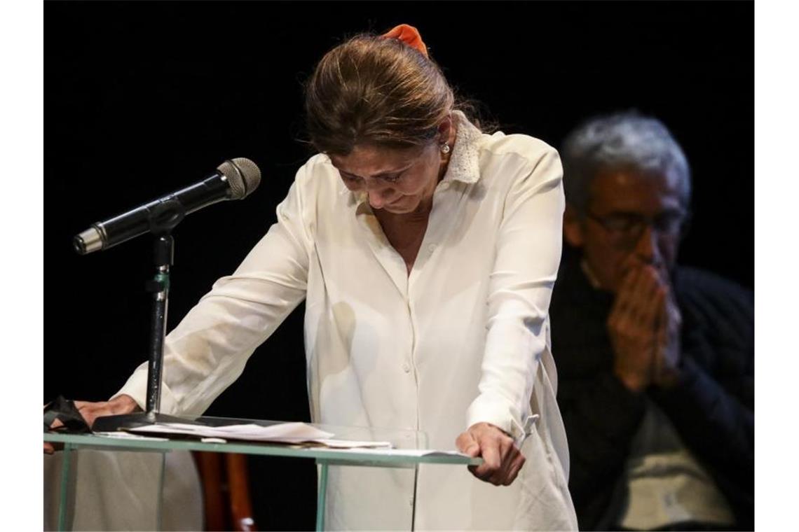 Ingrid Betancourt, ehemalige Präsidentschaftskandidatin in Kolumbien und eine der bekanntesten Geiseln, während ihrer Rede auf einer Gedenkveranstaltung für Opfer der Guerilla-Organisation FARC. Foto: Ivan Valencia/AP/dpa