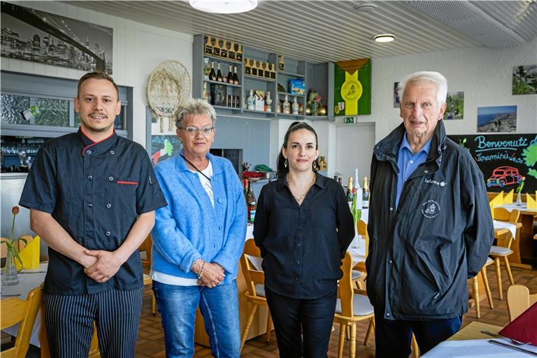 Ingrid Grolich (Zweite von links) und Jürgen Burr (rechts) vom vierköpfigen Vorstand der Berg- und Wanderfreunde Allmersbach hoffen, mit Stefan Păun (links) und Cristina Baleté eine langfristige Lösung für den Wandertreff Waldeck gefunden zu haben. Foto: Alexander Becher