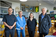 Ingrid Grolich (Zweite von links) und Jürgen Burr (rechts) vom vierköpfigen Vorstand der Berg- und Wanderfreunde Allmersbach hoffen, mit Stefan Păun (links) und Cristina Baleté eine langfristige Lösung für den Wandertreff Waldeck gefunden zu haben. Foto: Alexander Becher