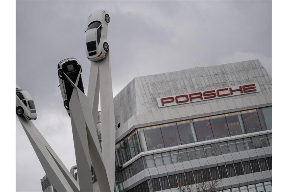 Streit um Beteiligung am Erfolg des Porsche 911 vor BGH Ingrid Steineck, die Tochter des ehemaligen Porsche-Mitarbeiters Erwin Komenda, fordert vom Stuttgarter Sportwagenbauer Porsche, dass das Urheberrecht am Porsche 356 und dem Porsche 911 ihrem Vater zugesprochen wird. Foto: Sebastian Gollnow/dpa