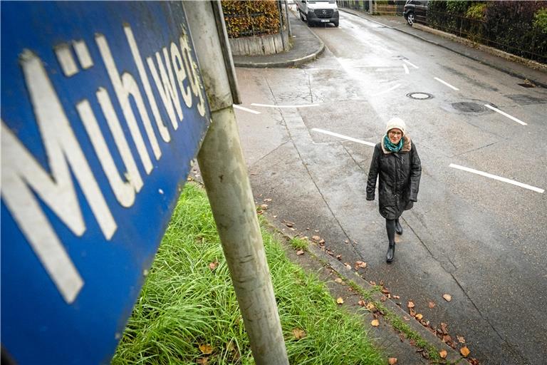 Ingrid Teufel am Mühlweg. Für die Umgestaltung der Straße, in der sie wohnt, hat sie sich als Gemeinderätin eingesetzt. Foto: Alexander Becher
