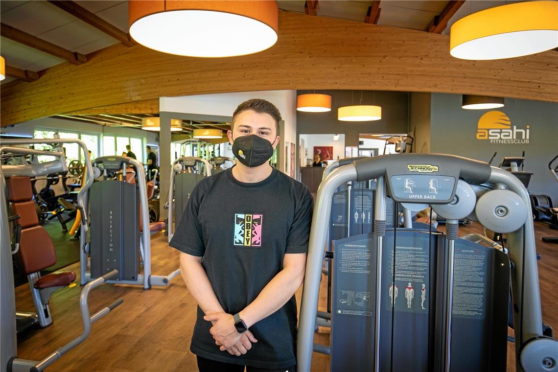 Inhaber Emre Polat freut sich über die Wiedereröffnung seines Fitnessclubs Asahi in Murrhardt. Foto: A. Becher