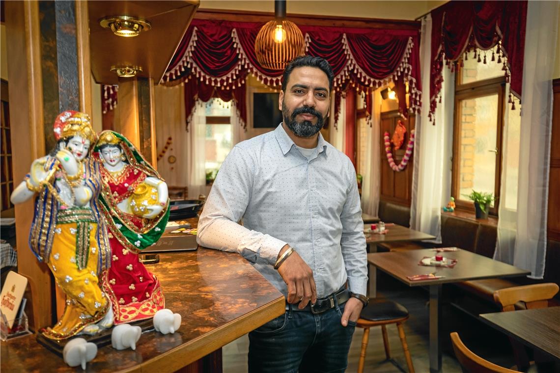 Inhaber Jarnail Singh in seinem neuen indischen Restaurants Noor Mahal.